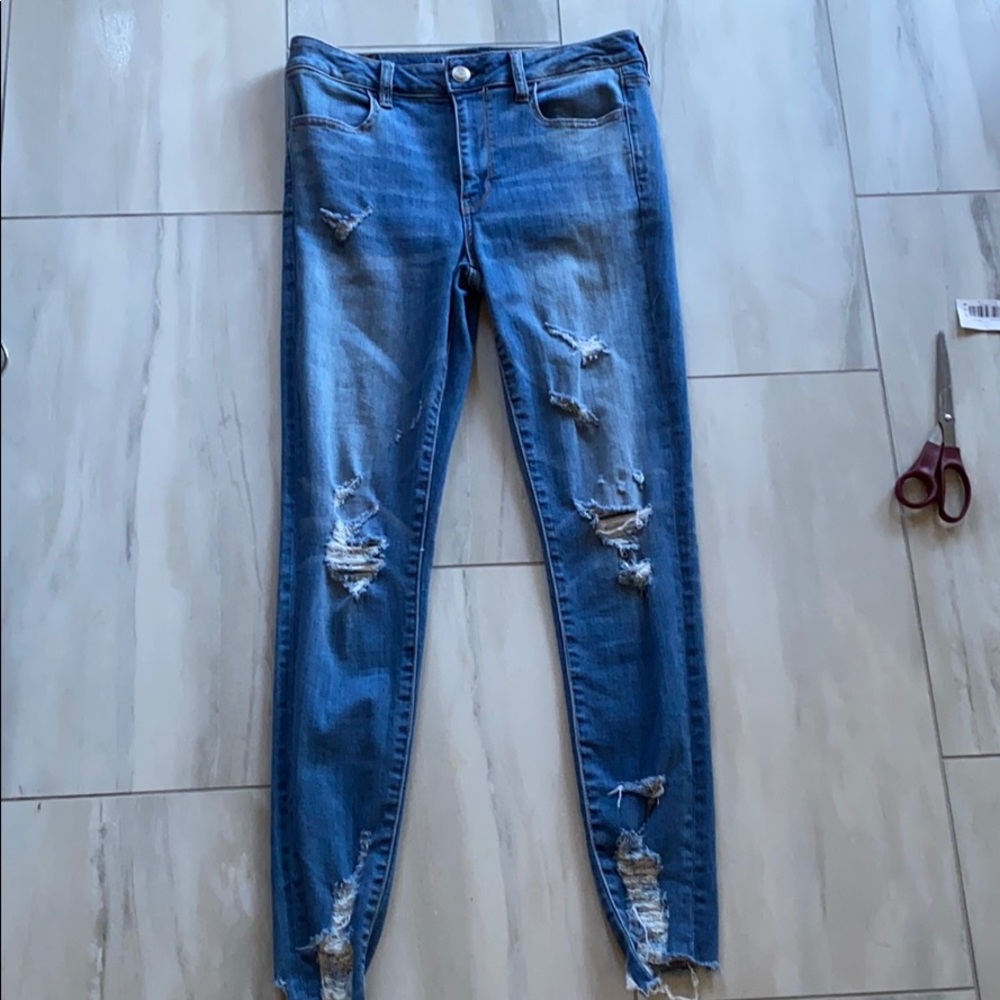High waisted American eagle jeans with rips